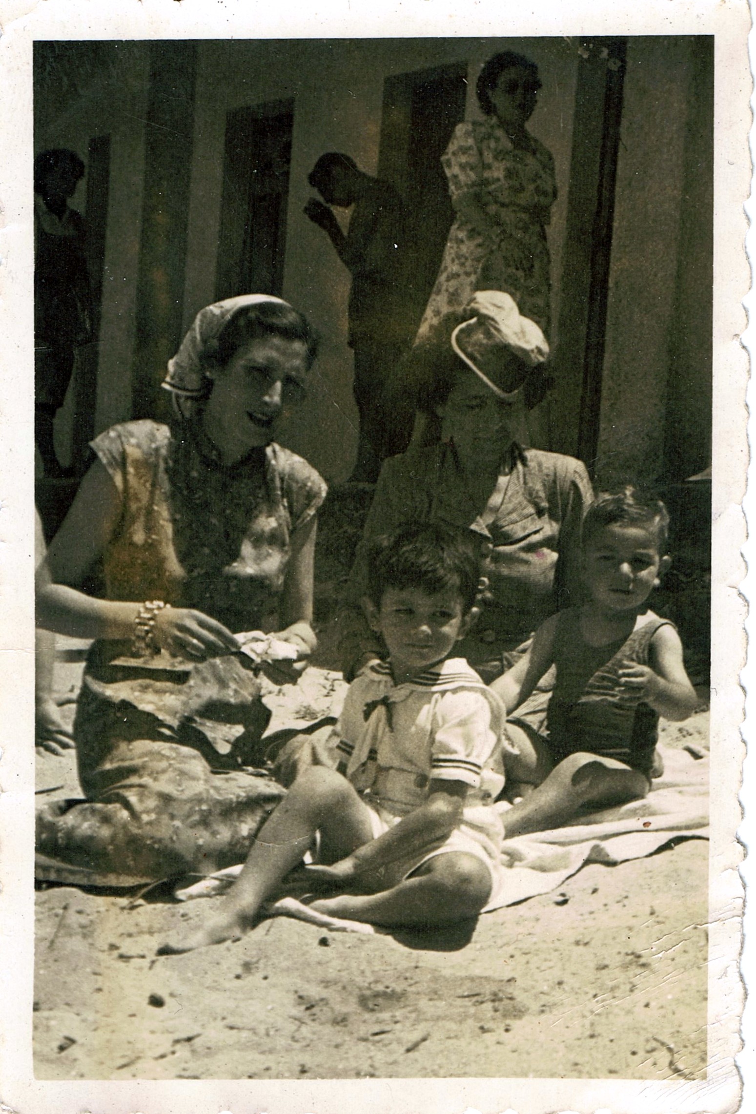 Ampliar: En Portocelo, Marín coa miña Madrtiña Mercedes, cara 1956